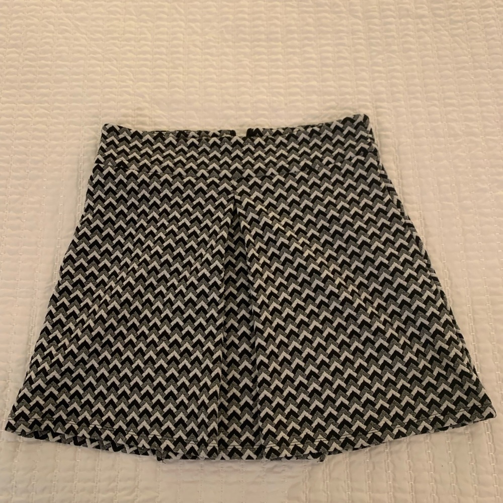 Harlowe & Graham pleated black/white/grey mini skirt with zipper.
